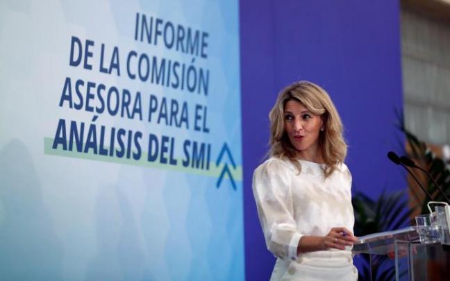 La vicepresidenta tercera y ministra de Trabajo y Economía Social, Yolanda Díaz, interviene en el acto en el que ha recibido el informe de la Comisión Asesora para el Análisis del SMI. La vicepresidenta tercera y ministra de Trabajo y Economía Social, Yolanda Díaz, interviene en el acto en el que ha recibido el informe de la Comisión Asesora para el Análisis del SMI.