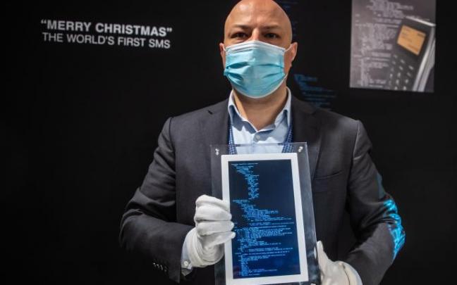 El código con el mensaje de texto y en la esquina superior derecha, el móvil con el que se mandó.