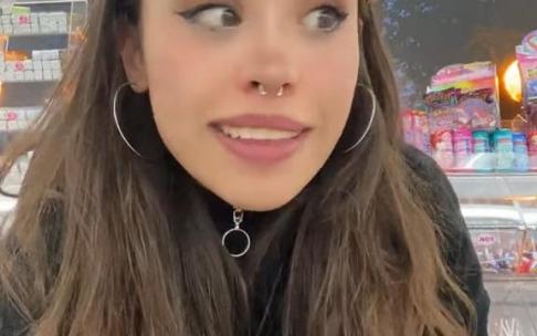 La joven vendedora de Vitoria que arrasa con un vídeo en TikTok.