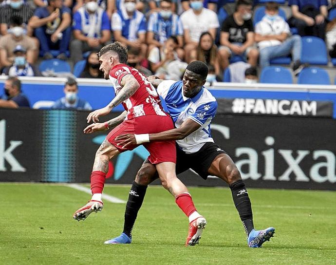 Loum, inconmensaurable ayer en el centro del campo, impide el avance del rojiblanco De Paúl. Foto: Iñigo Foronda