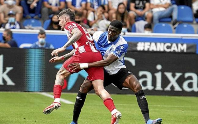 Loum, inconmensaurable ayer en el centro del campo, impide el avance del rojiblanco De Paúl. Foto: Iñigo Foronda