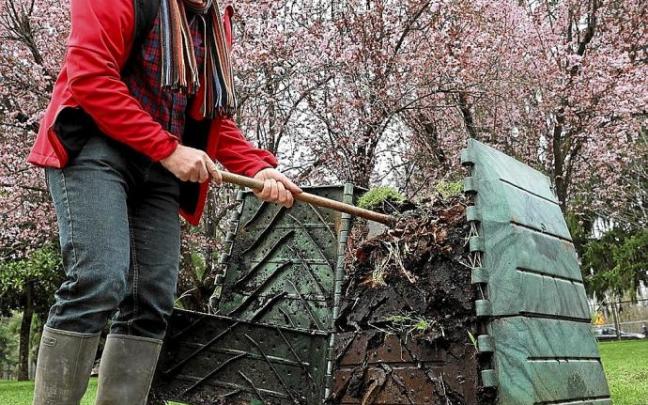 Un hombre extrae el abono generado en una compostadora a partir de residuos orgánicos. Foto: O. M.