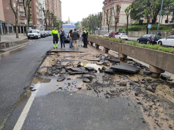 Socavón que ha dejado la rotura de la tubería en Deusto.