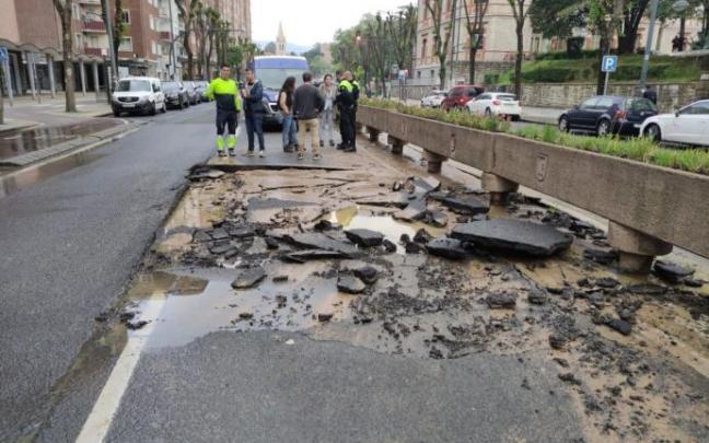 Socavón que ha dejado la rotura de la tubería en Deusto.