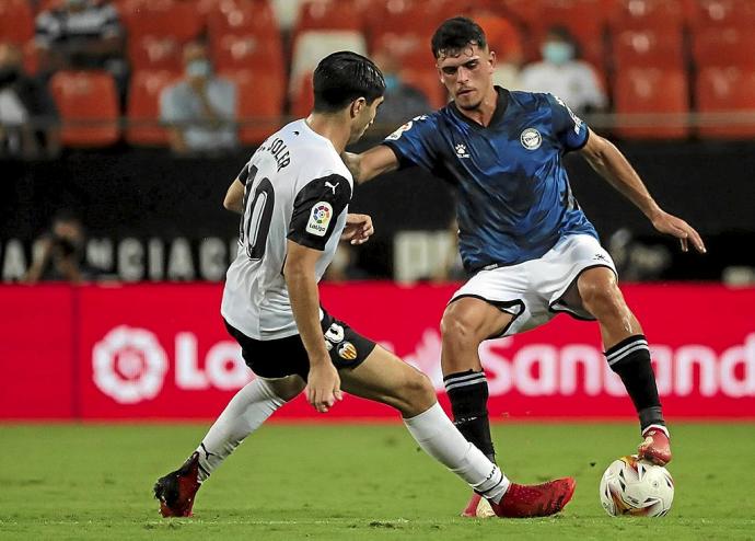 Javi López, que sustituyó a Rubén Duarte en el lateral izquierdo, intenta sortear a Carlos Soler. Foto: Área 11