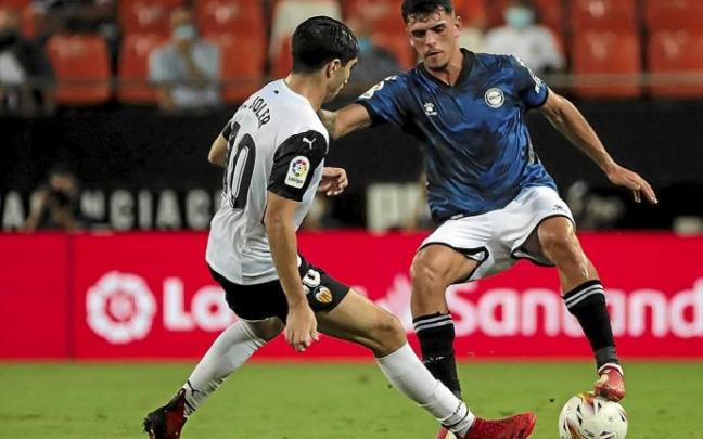 Javi López, que sustituyó a Rubén Duarte en el lateral izquierdo, intenta sortear a Carlos Soler. Foto: Área 11 Javi López, que sustituyó a Rubén Duarte en el lateral izquierdo, intenta sortear a Carlos Soler. Foto: Área 11