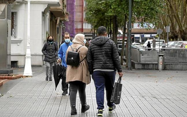 Dos personas de origen extranjero pasean por una ciudad vasca. Foto: Oskar M. Bernal