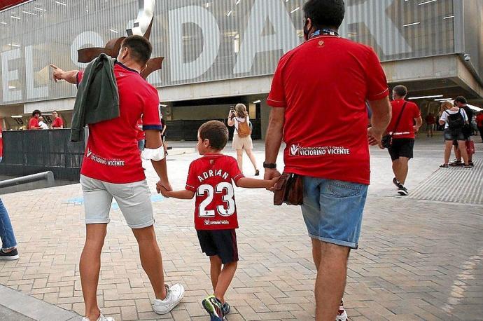 Aficionados con camisetas de Osasuna, camino de El Sadar en el partido con el Espanyol.