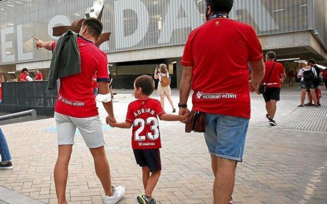 Aficionados con camisetas de Osasuna, camino de El Sadar en el partido con el Espanyol.