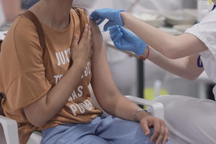 Un joven recibe una dosis de la vacuna contra la covid-19.