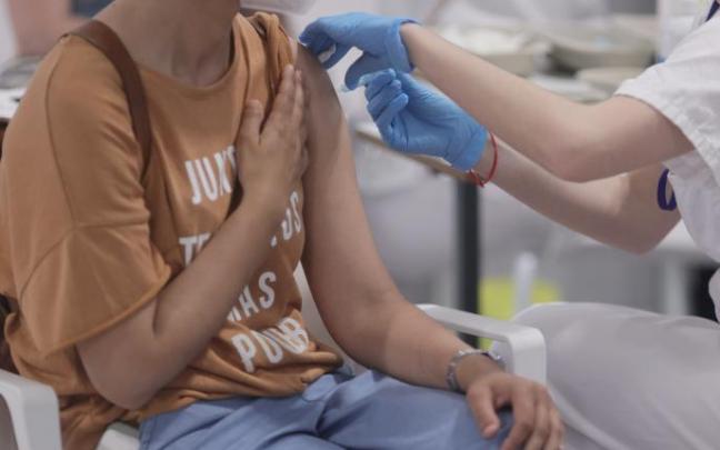 Un joven recibe una dosis de la vacuna contra la covid-19.