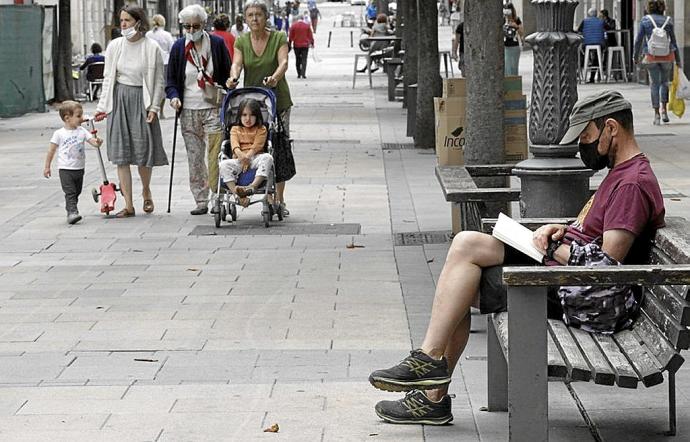 Ciudadanos, en una céntrica calle de Gasteiz. Foto: Pilar Barco