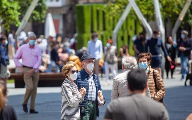 Personas andando por la calle . Personas andando por la calle