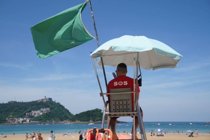 Un socorrista en su torreta de La Concha, este miércoles 1 de junio, primer día de la temporada de playas.