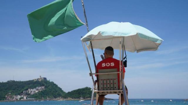 Un socorrista en su torreta de La Concha, este miércoles 1 de junio, primer día de la temporada de playas.