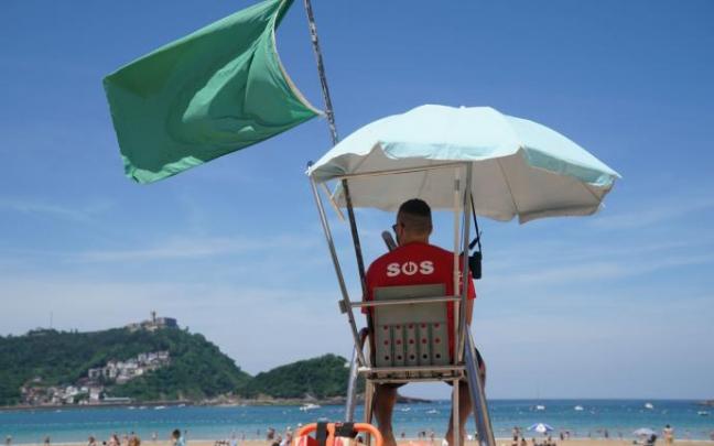Un socorrista en su torreta de La Concha, este miércoles 1 de junio, primer día de la temporada de playas.