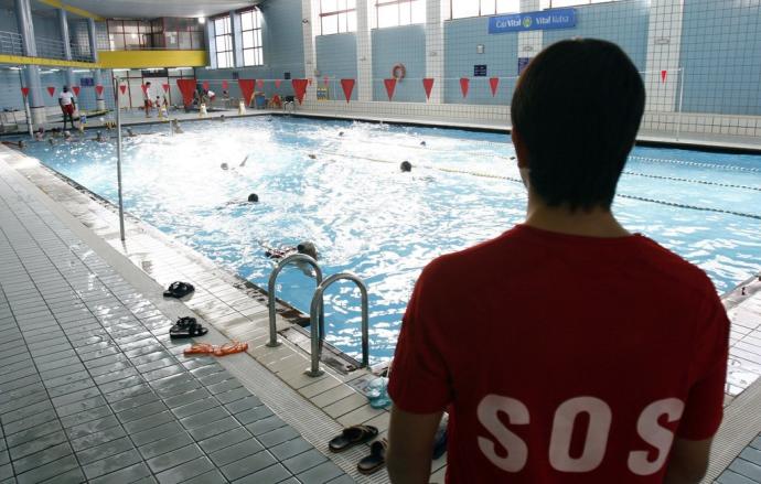 Socorrista en la piscina de Iparralde.