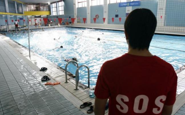 Socorrista en la piscina de Iparralde. Socorrista en la piscina de Iparralde.