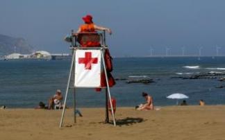 Un socorrista vigila el baño en una playa.