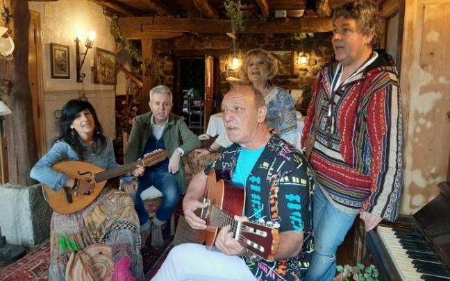 Bingene Terreros, Iñigo Zubizarreta, Arturi y María Jesús Baranda y Alberto Irazabal. Foto: Ahotsak Bingene Terreros, Iñigo Zubizarreta, Arturi y María Jesús Baranda y Alberto Irazabal. Foto: Ahotsak
