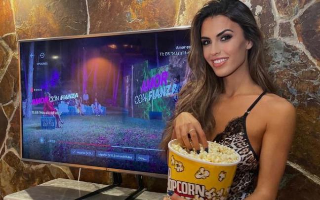 Sofía Suescun, posando delante de una televisión que emite 'Amor con fianza'. Sofía Suescun, posando delante de una televisión que emite 'Amor con fianza'.