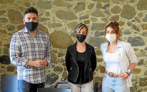 Mikel Serrano, Izaskun Arruti eta Maialen Fidalgo, bi ekitaldien aurkezpenean.