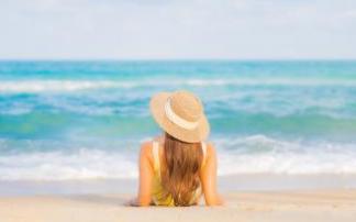 Una mujer, de espaldas, disfruta del sol y de la playa. Una mujer, de espaldas, disfruta del sol y de la playa.