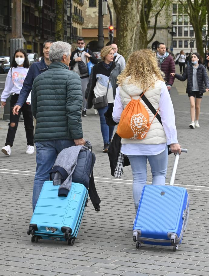 Turistas empujan sus maletas por Bilbao esta Semana Santa