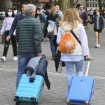 Turistas empujan sus maletas por Bilbao esta Semana Santa