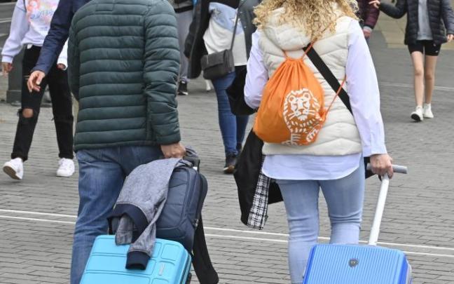 Turistas empujan sus maletas por Bilbao esta Semana Santa