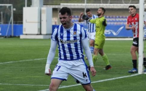 Alex Sola celebra un gol con el Sanse.
