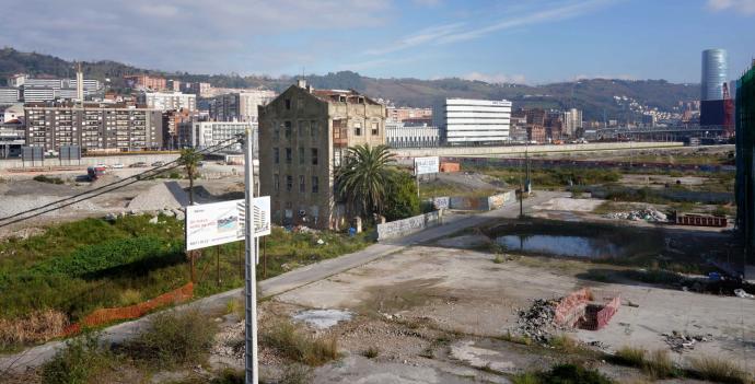 Flanqueando la casa de la palmera dos promotoras ya han colocado sus carteles anunciando el próximo inicio de la construcción de varios edificios residenciales.