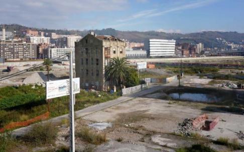 Flanqueando la casa de la palmera dos promotoras ya han colocado sus carteles anunciando el próximo inicio de la construcción de varios edificios residenciales.