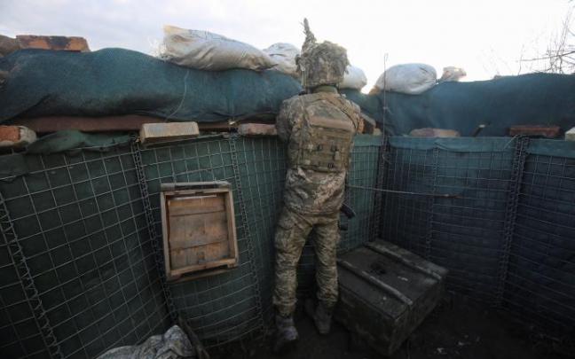 Un soldado ucraniano desplegado en la región de Donbás