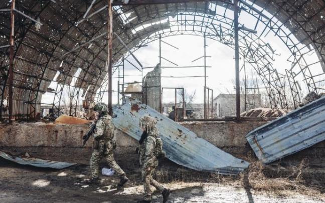 Dos soldados, del ejército ucraniano, caminan por una antigua fábrica destruida por la guerra en la línea del frente, en Donetsk Dos soldados, del ejército ucraniano, caminan por una antigua fábrica destruida por la guerra en la línea del frente, en Donetsk