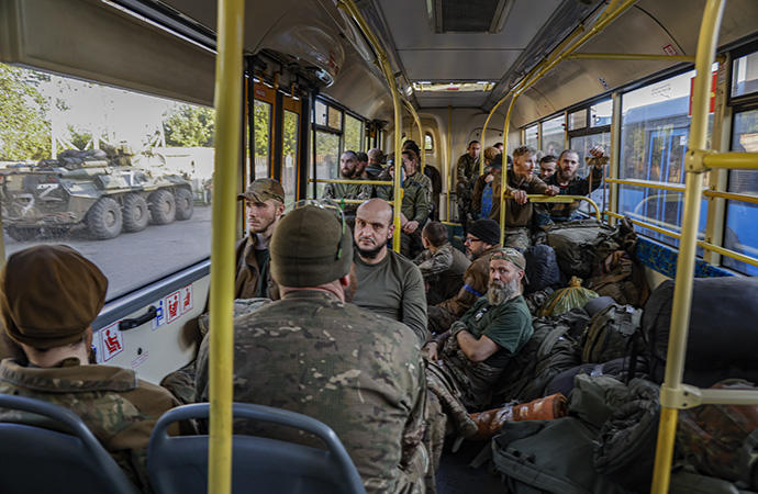 Un grupo de soldados ucranianos evacúa Azovstal en autobús.