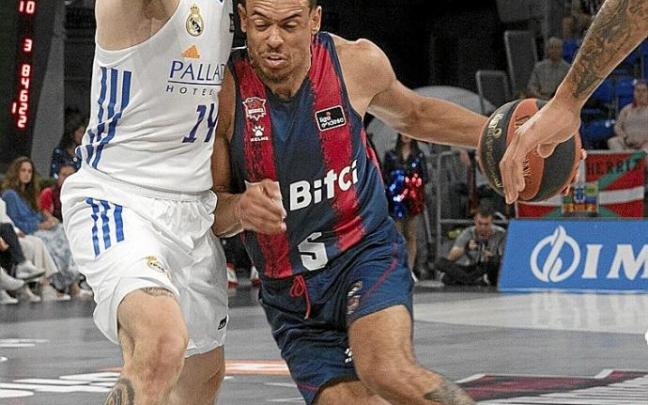 Baldwin trata de superar la defensa de Deck durante el tercer partido ante el Real Madrid. Foto: Álex Larretxi