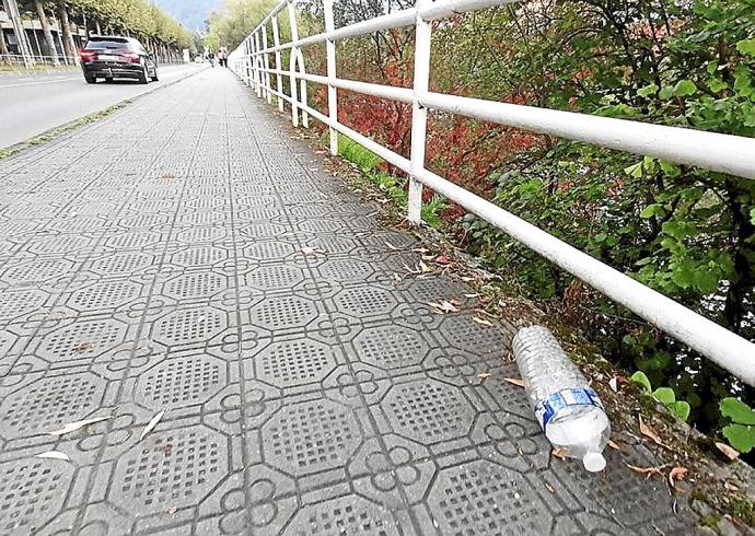 Botella que terminará seguramente en el río. Foto:Eguzki