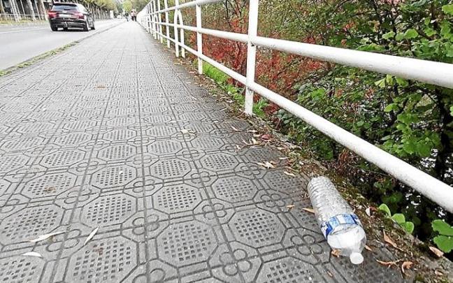 Botella que terminará seguramente en el río. Foto:Eguzki