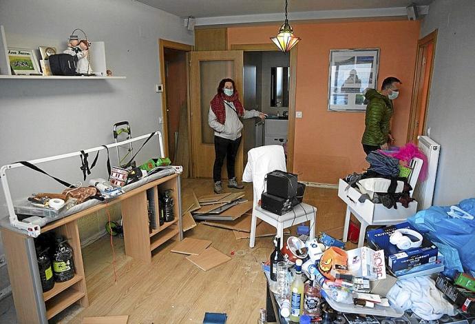 Maite Barbarin y Adriano Becerra, en su casa de la calle Soto, arruinada tras la riada.