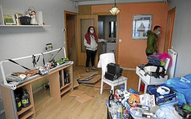 Maite Barbarin y Adriano Becerra, en su casa de la calle Soto, arruinada tras la riada.