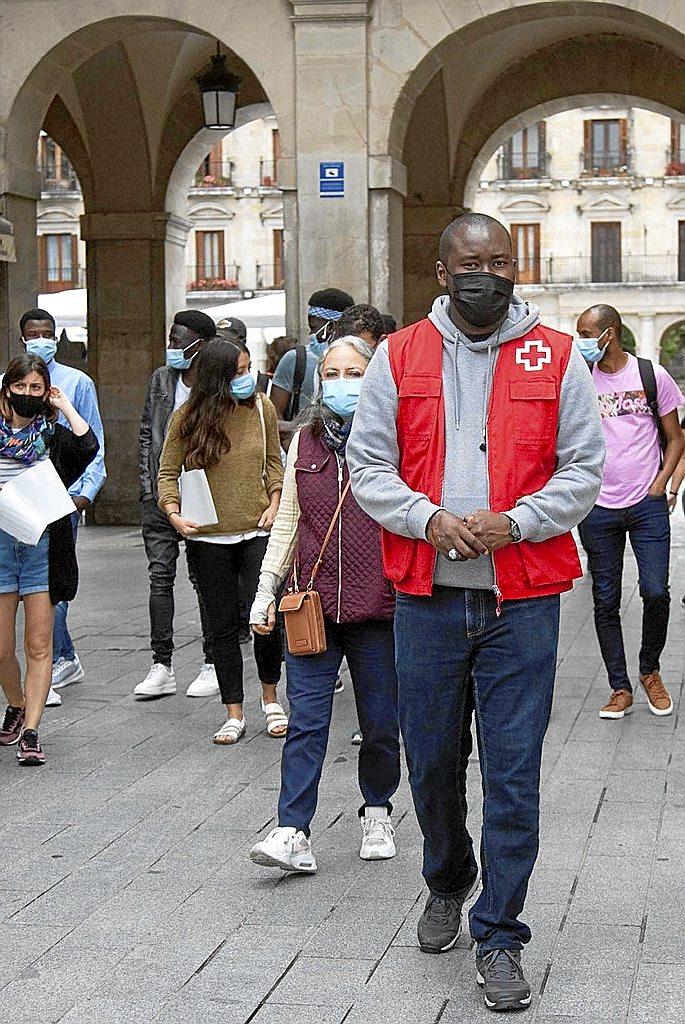 Actividad de calle impulsada por Cruz Roja de Álava con solicitantes de asilo. Foto: Josu Chavarri