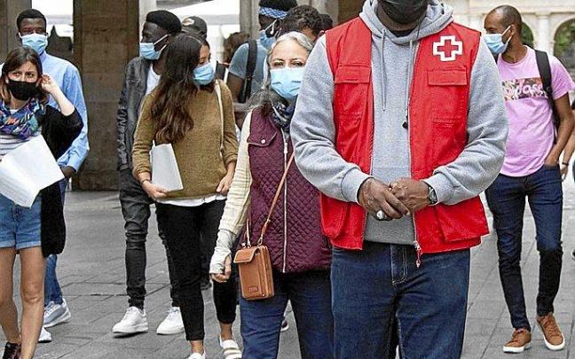 Actividad de calle impulsada por Cruz Roja de Álava con solicitantes de asilo. Foto: Josu Chavarri