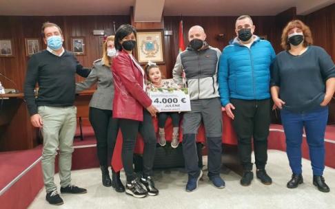 Julene, con su familia y responsables municipales, entre ellos el alcalde, Loren Oliva.