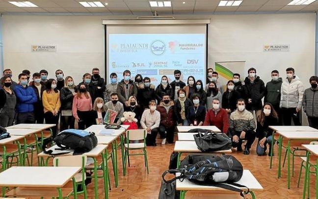 Alumnos, profesores, y representantes de ONG y empresas involucradas en el proyecto solidario. Alumnos, profesores, y representantes de ONG y empresas involucradas en el proyecto solidario.