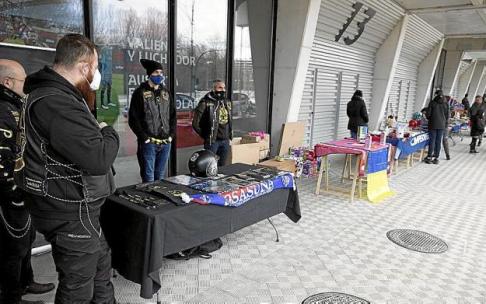 Aspecto que presentaban ayer los aledaños de El Sadar durante la celebración del rastrillo rojillo.