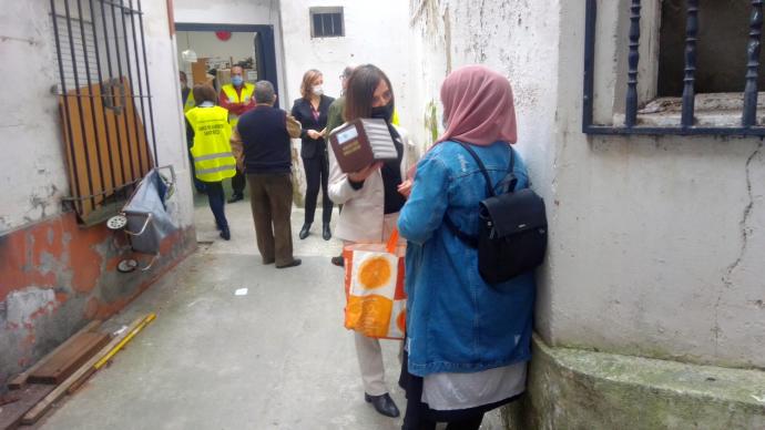 Ayer jueves se entregó un panettone a un centenar de familias usuarias del Banco de Alimentos de Santurtzi.