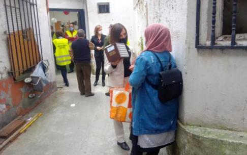 Ayer jueves se entregó un panettone a un centenar de familias usuarias del Banco de Alimentos de Santurtzi. Ayer jueves se entregó un panettone a un centenar de familias usuarias del Banco de Alimentos de Santurtzi.