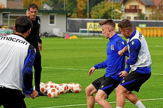 Turrientes recibe la presión de Valera ante la mirada de Mikel Labaka, ayer en Graz. Foto: Real Sociedad