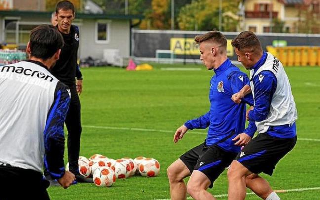 Turrientes recibe la presión de Valera ante la mirada de Mikel Labaka, ayer en Graz. Foto: Real Sociedad